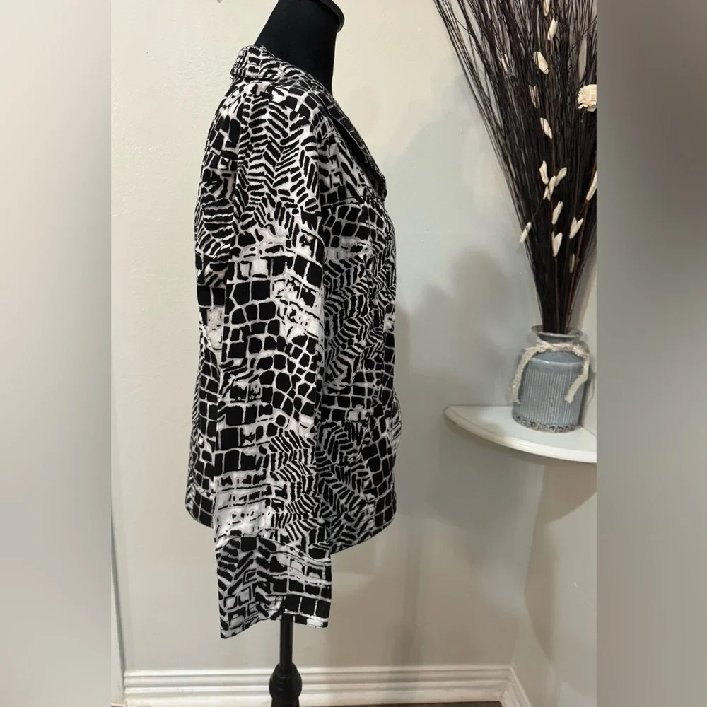 Chico’s Button-Up Black/White Snow leopard Print Artistic Jacket Size M - Picture 6 of 10